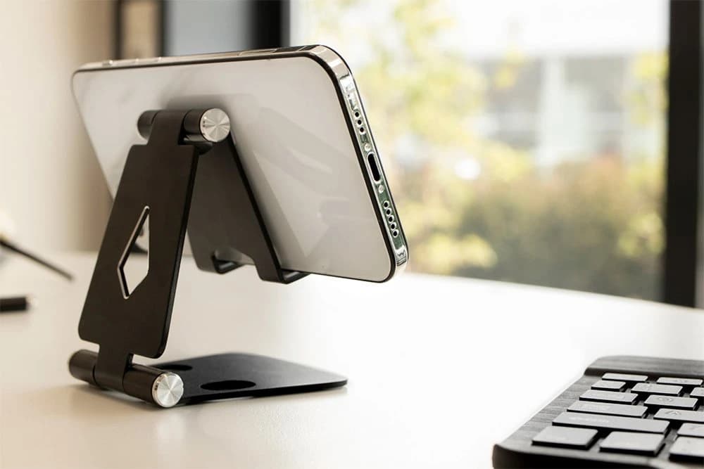 Mobiparts Phone Stand met smartphone in horizontale positie