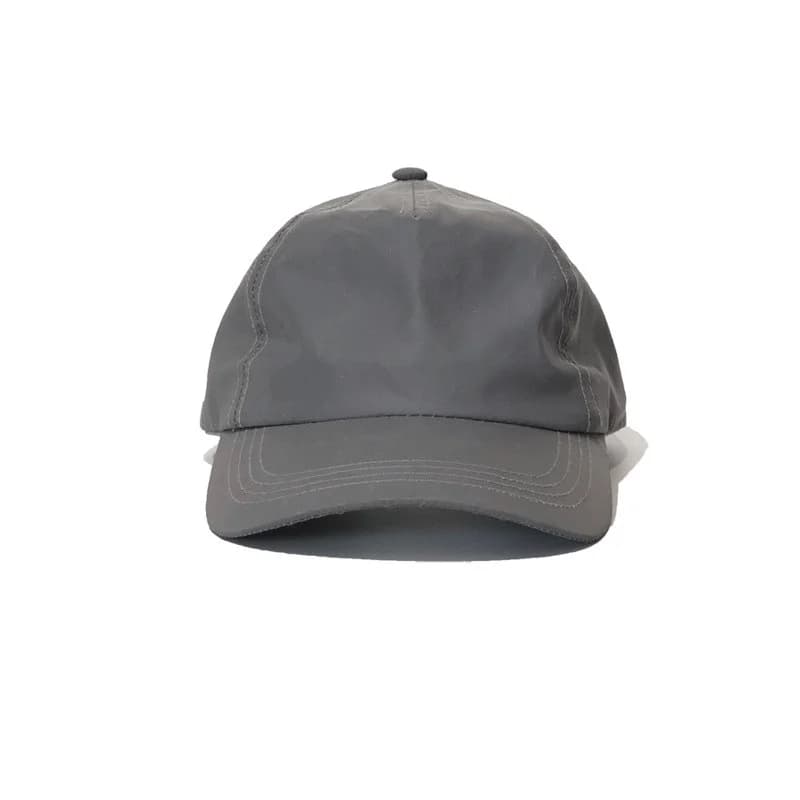 Grijze baseballpet met reflecterend materiaal - op een hoofd