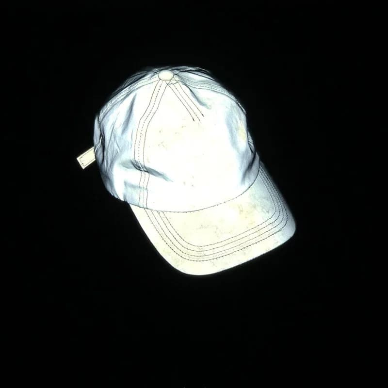 Grijze baseballpet met reflecterend materiaal - plat liggend