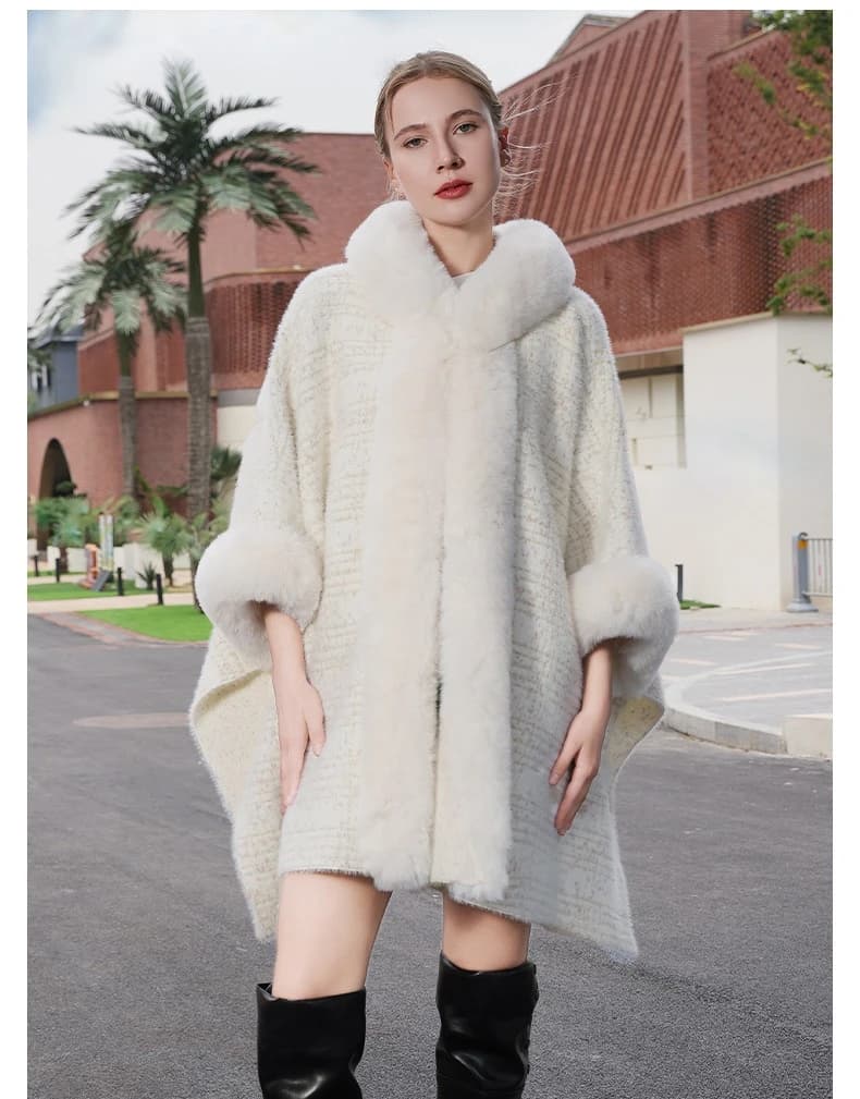 Witte gebreide cardigan met bontkraag, achteraanzicht
