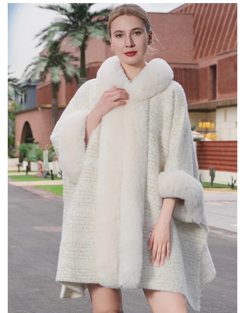 Witte gebreide cardigan met bontkraag, gedragen door model