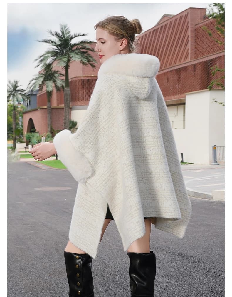 Witte gebreide cardigan met bontkraag, plat liggend